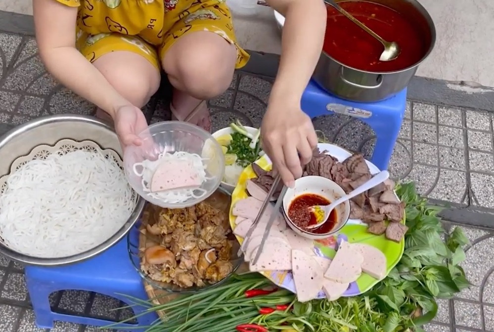 Lê Dương Bảo Lâm bị chỉ trích vì ăn ngon giữa mùa dịch