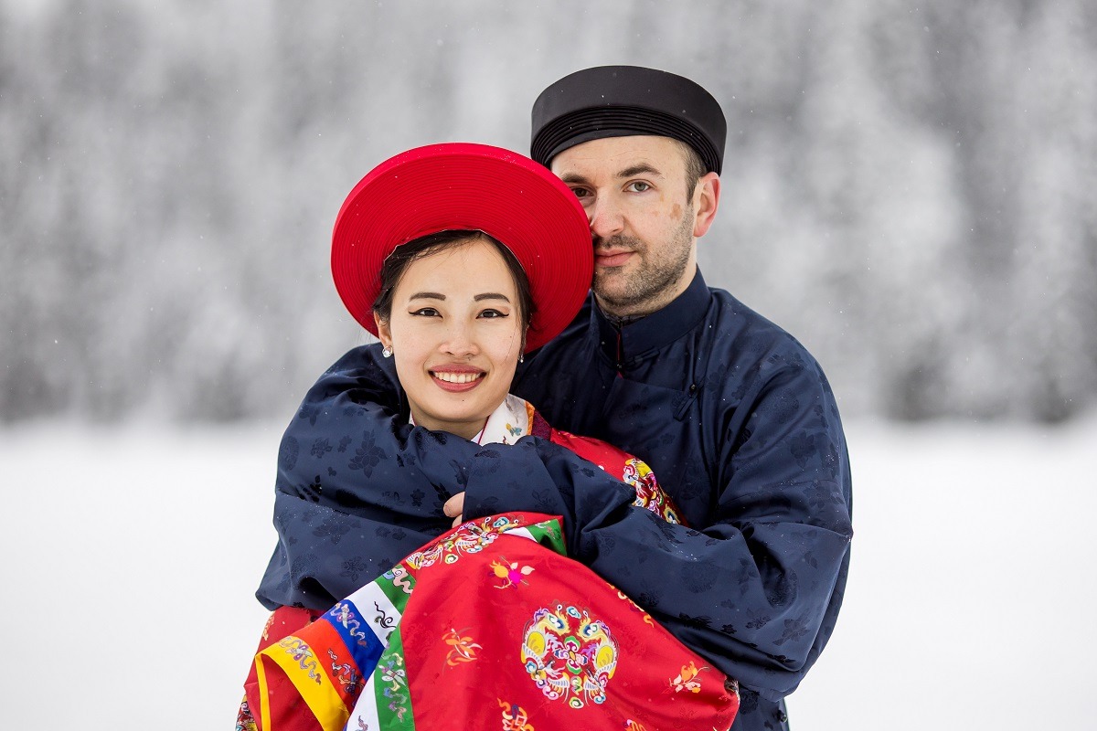 Cặp đôi gái Việt trai Tây mặc cổ phục Việt chụp ảnh cưới