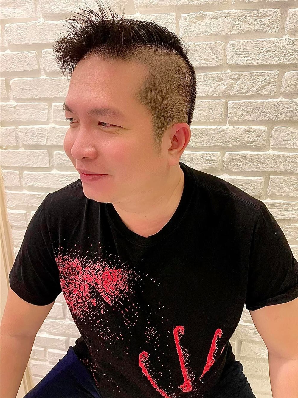 sao Việt trổ tài cắt tóc cho chồng mùa dịch