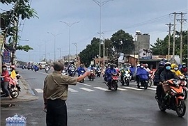 Người đàn ông Bình Phước trao nước tận tay cho đoàn xe máy hồi hương nghìn cây số