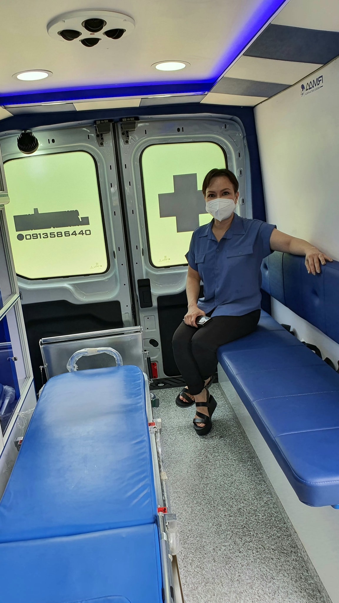 Nữ nghệ sĩ Việt Hương tự hào vì chiếc xe đầy đủ thiết bị cấp cứu
