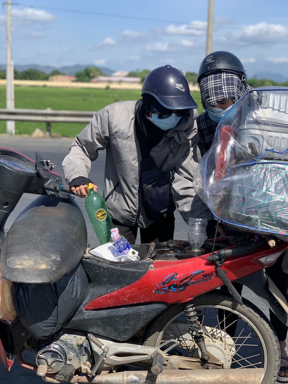 Vợ chồng người Phú Yên bán nhẫn mua xăng tặng miễn phí cho đoàn người về quê tránh dịch