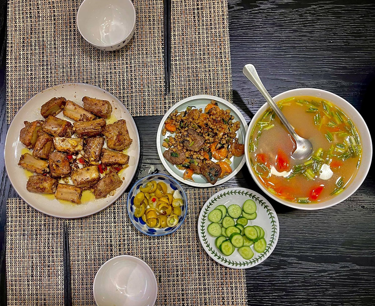 Bữa cơm cữ mùa dịch đầu tiên của phu nhân tập đoàn nghìn tỷ Phanh Lee 