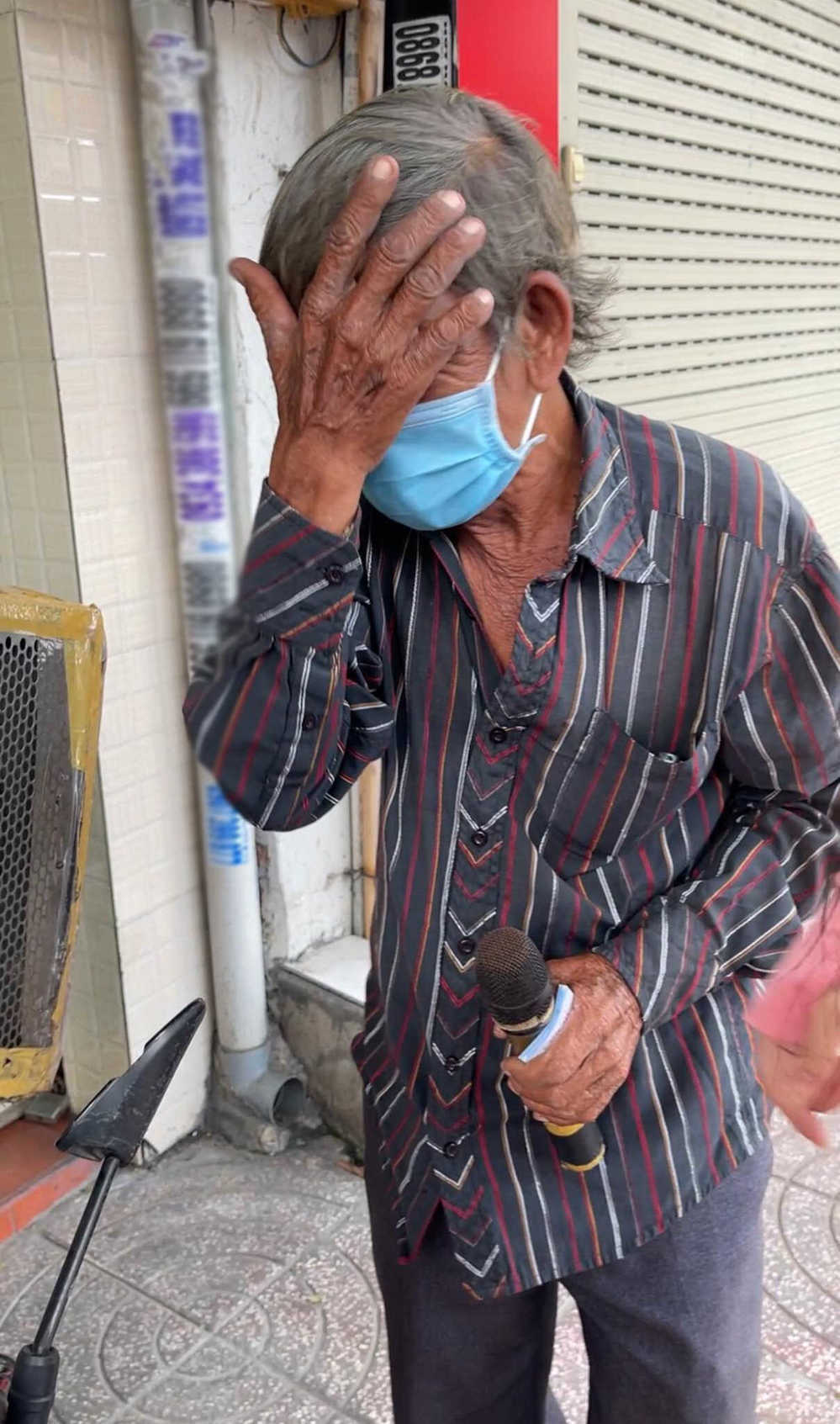 chàng trai khuyết tật tha hương đi xe lăn từ Sài Gòn về quê