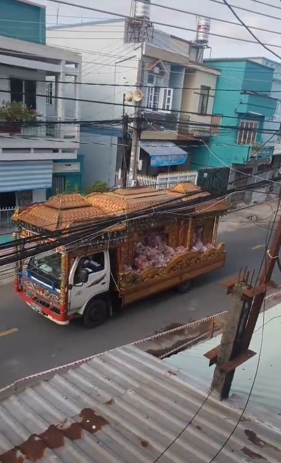 Những chiếc xe tang...chuyên chở đồ ăn cho người dân khu cách ly