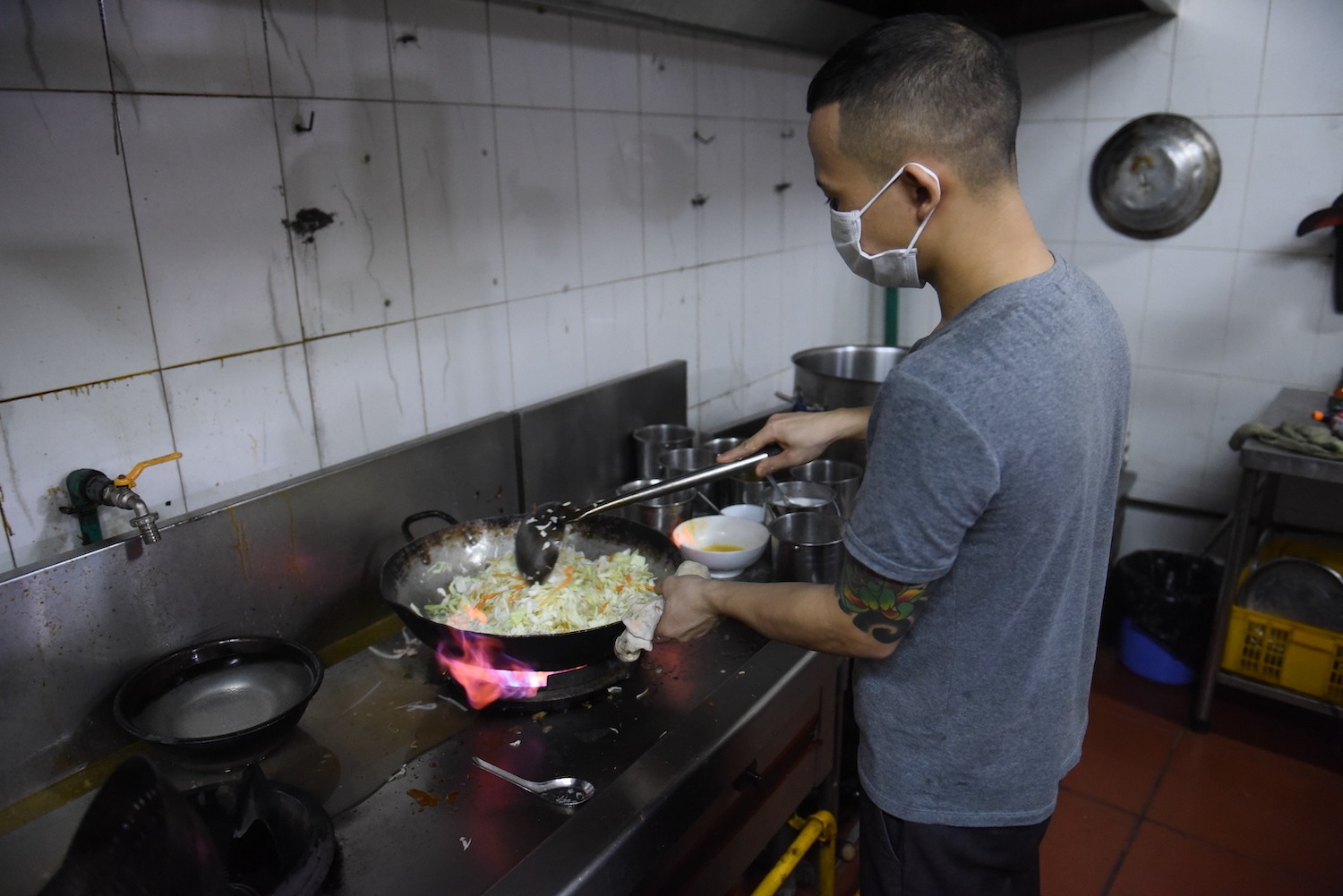 Nghỉ dịch Covid-19, chủ nhà hàng ở Hà Nội nấu cơm dành tặng các y bác sĩ chống dịch