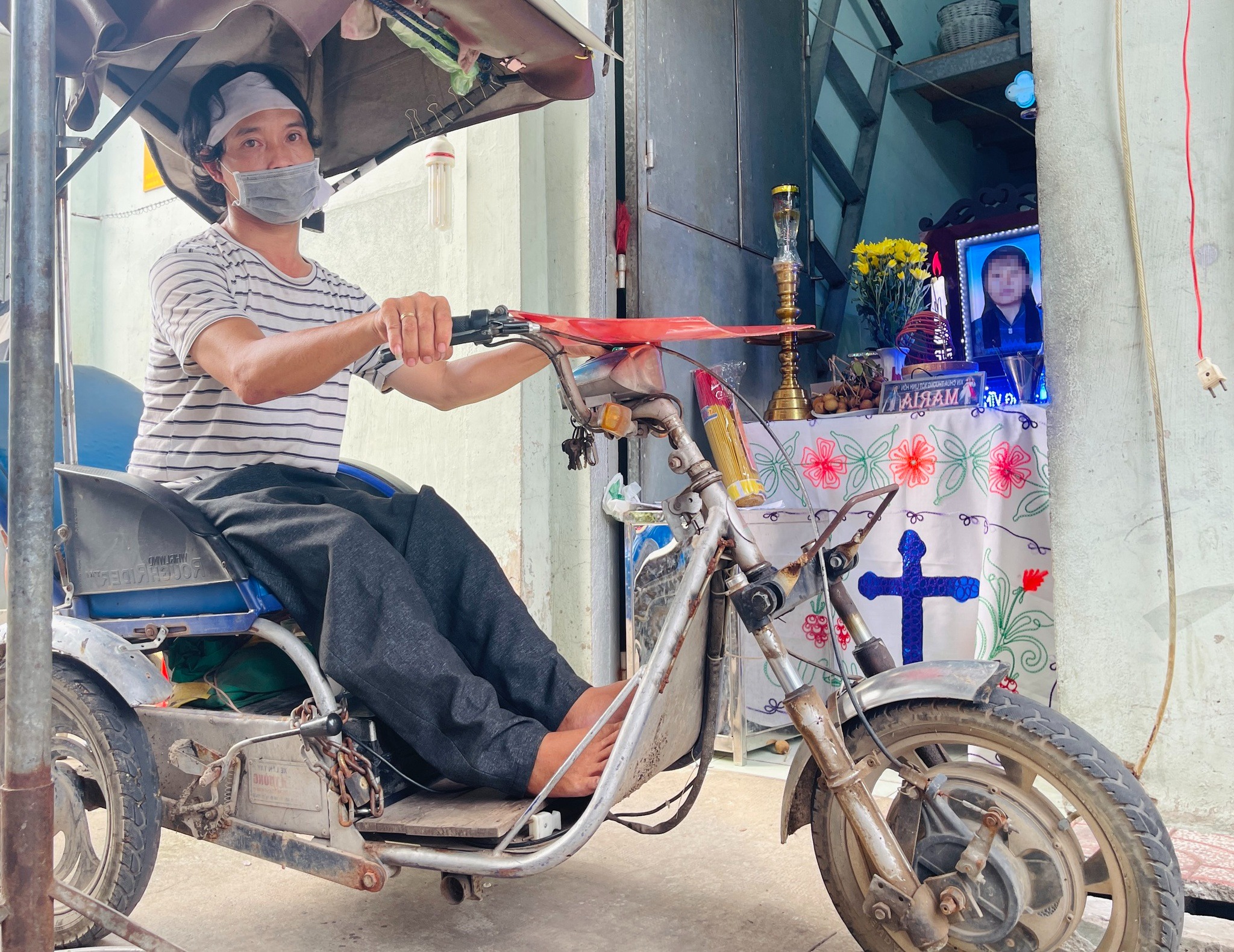 Mất vợ giữa mùa dịch đói cùng quẫn, anh bán vé số khuyết tật được bà con chung tay lo đám tang cho vợ