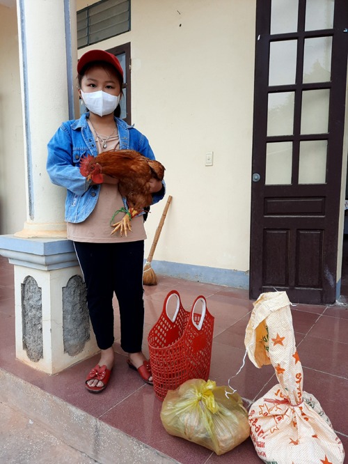 bé gái tiểu học ôm gà đi ủng hộ chống dịch Covid-19
