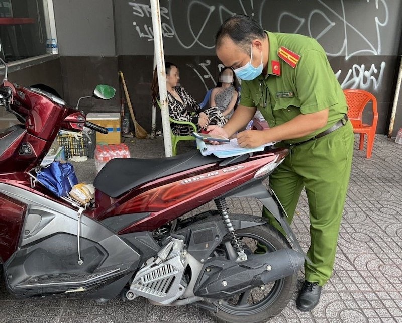 không đeo khẩu trang người phụ nữ còn gây sự với chốt kiểm dịch