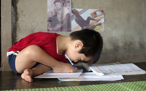 Điều kỳ diệu dành cho cậu bé M'Nông đến trường bằng 2 tay: em có "đôi chân mới" đi học