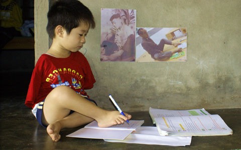 Điều kỳ diệu dành cho cậu bé M'Nông đến trường bằng 2 tay: em có "đôi chân mới" đi học
