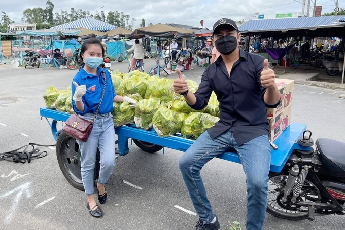 Minh Luân mua 3 tấn ngô cho bà con ở quê, tặng chợ 0 đồng