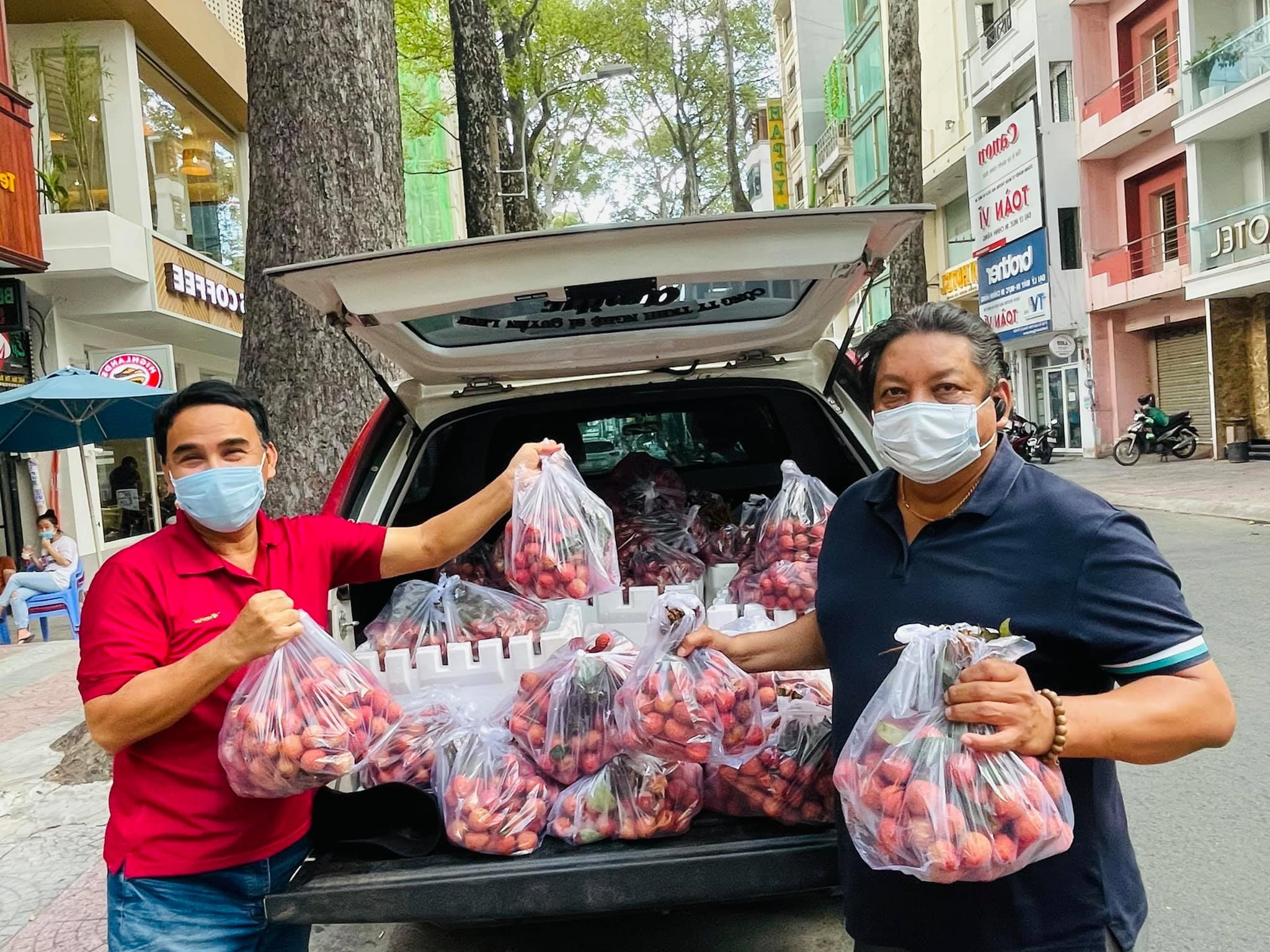 MC Quyền Linh đưa nhiều túi thực phẩm cho người dân trên chiếc xe của gia đình