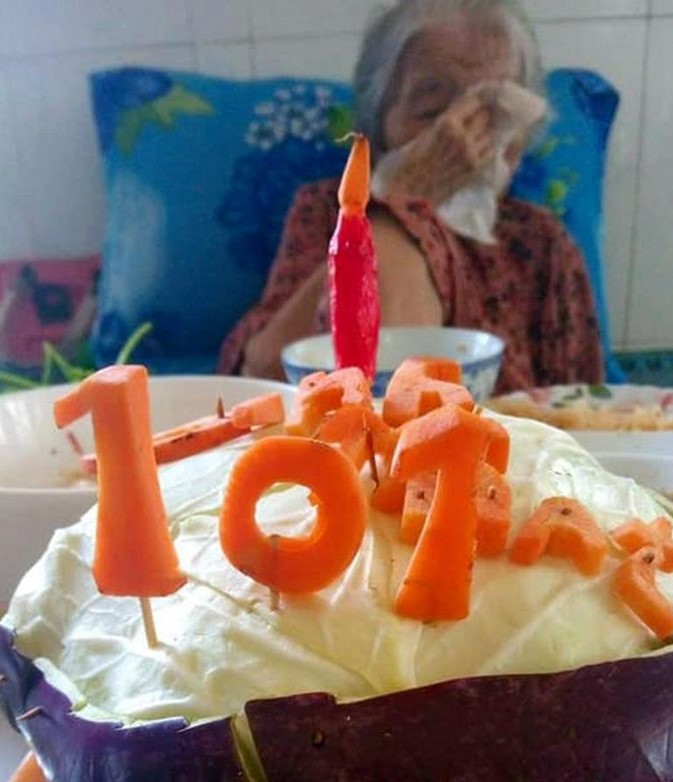 Con rể 71 tuổi làm bánh sinh nhật bằng rau củ cho mẹ 101 tuổi trong khu cách ly
