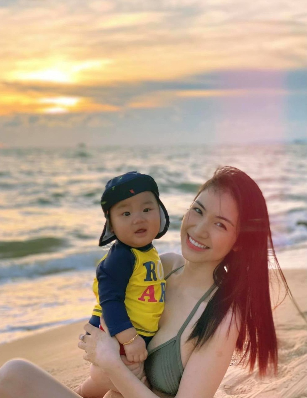 Bo thúi 8 tháng tuổi đi biển với mẹ Hòa minzy 