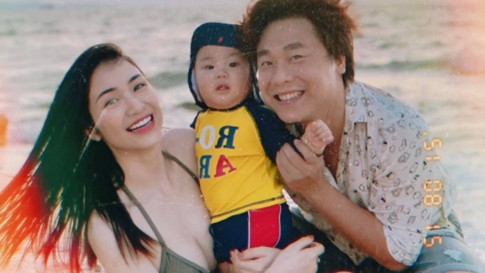 Bo gần 8 tháng tuổi đi biển Phú Quốc được mẹ Hòa bế 