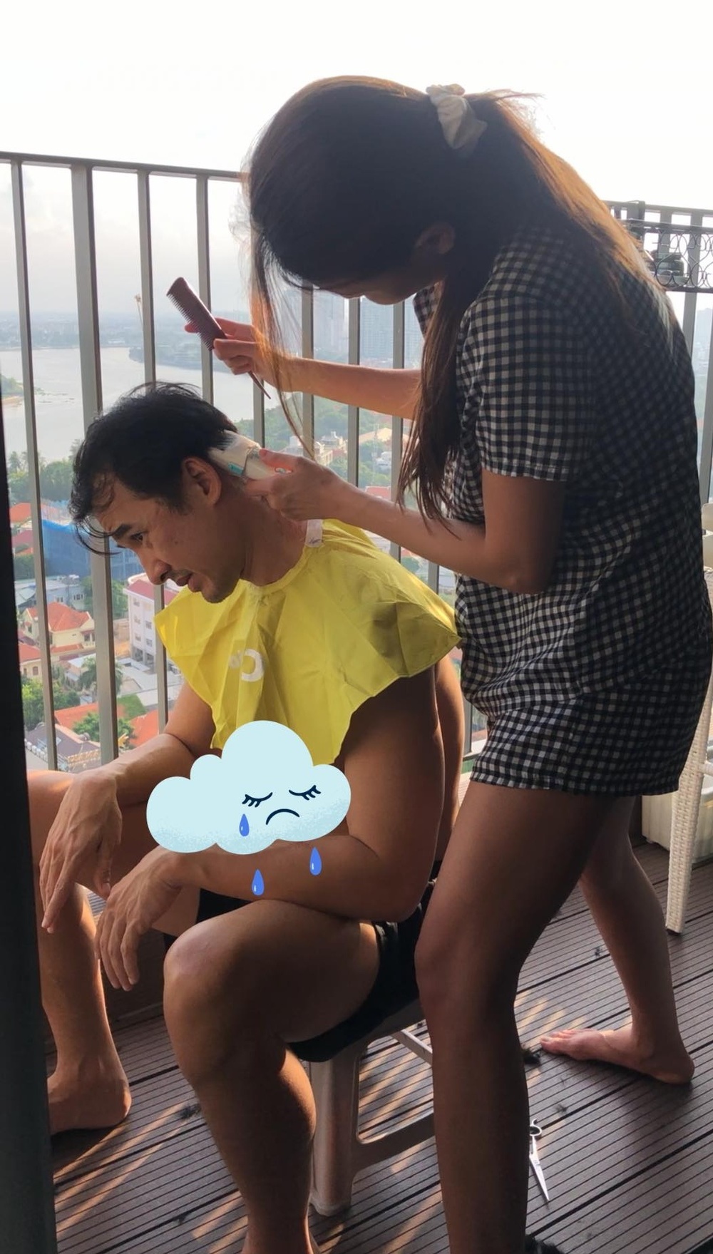 Sao nam Việt được vợ cắt tóc tại gia