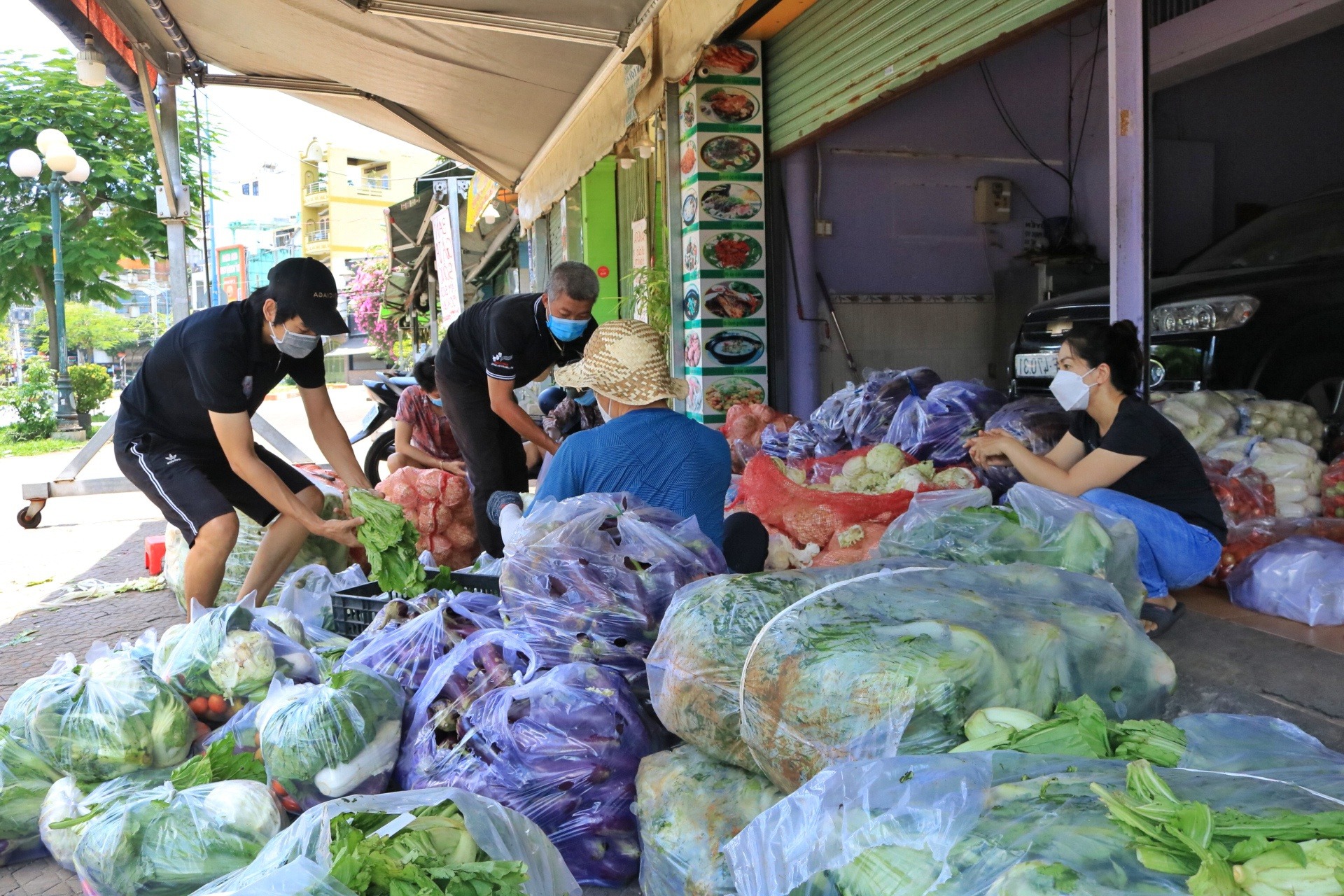 Chuyến xe miệt mài lăn bánh khắp Sài Gòn tặng đồ ăn, rau củ cho những người khó khăn vì Covid-19