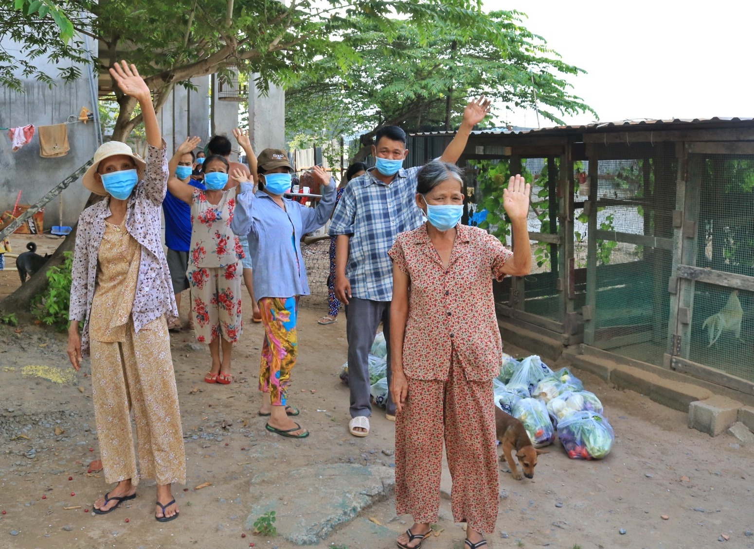 Chuyến xe miệt mài lăn bánh khắp Sài Gòn tặng đồ ăn, rau củ cho những người khó khăn vì Covid-19