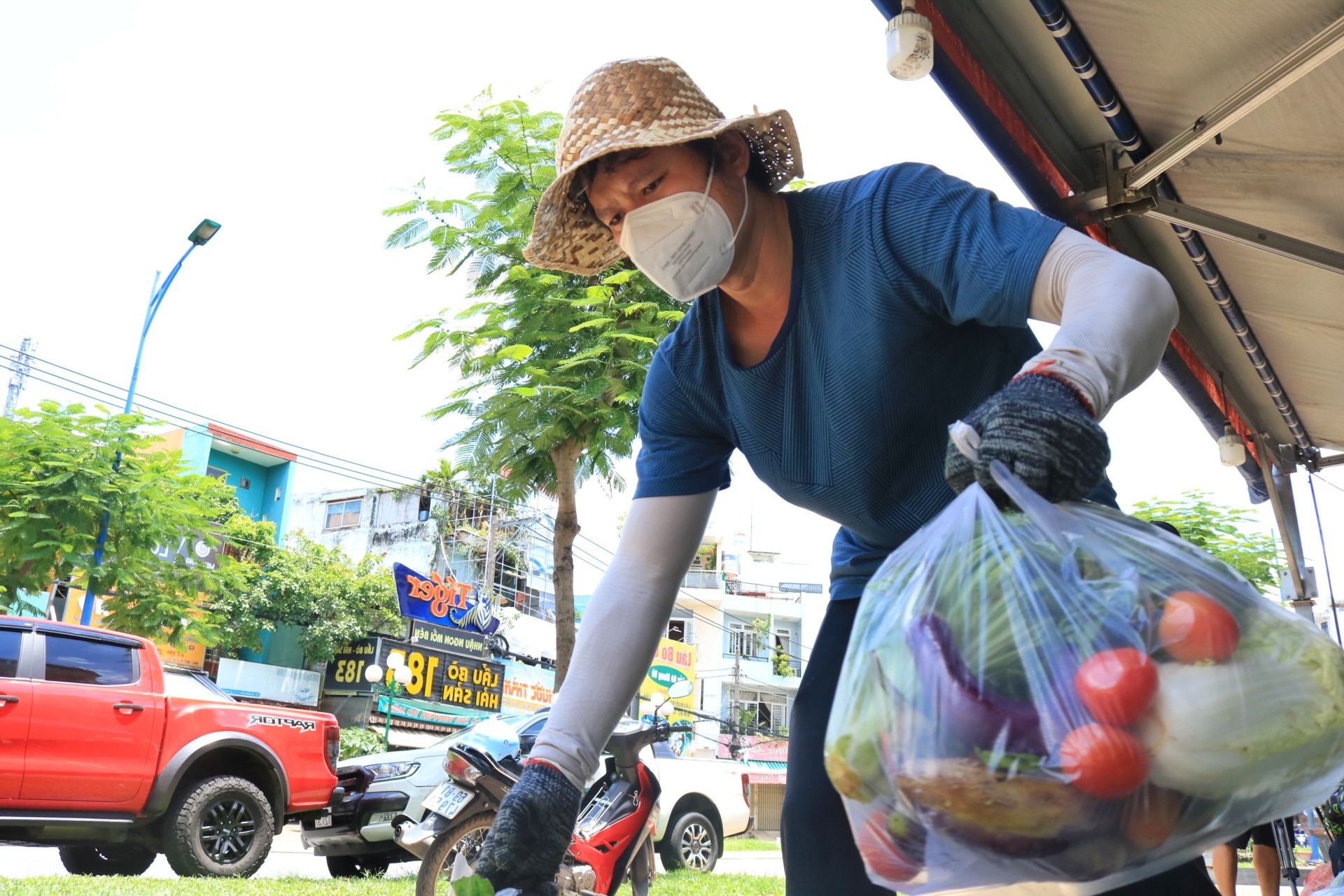 Chuyến xe miệt mài lăn bánh khắp Sài Gòn tặng đồ ăn, rau củ cho những người khó khăn vì Covid-19