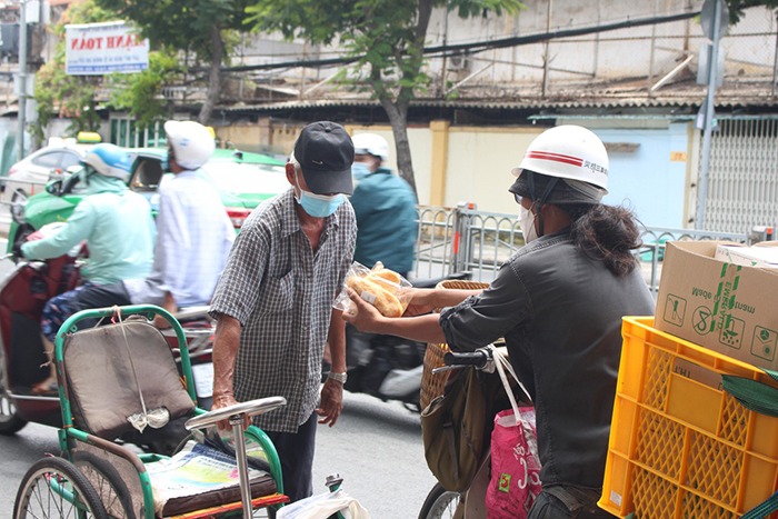 anh thợ mộc đi khắp Sài Gòn tặng bánh, khẩu trang, tiền mặt cho người nghèo