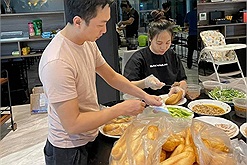 Vợ chồng Cường Đô La làm bánh mì thập cẩm hỗ trợ bà con mùa dịch: Một miếng khi đói bằng một gói khi no