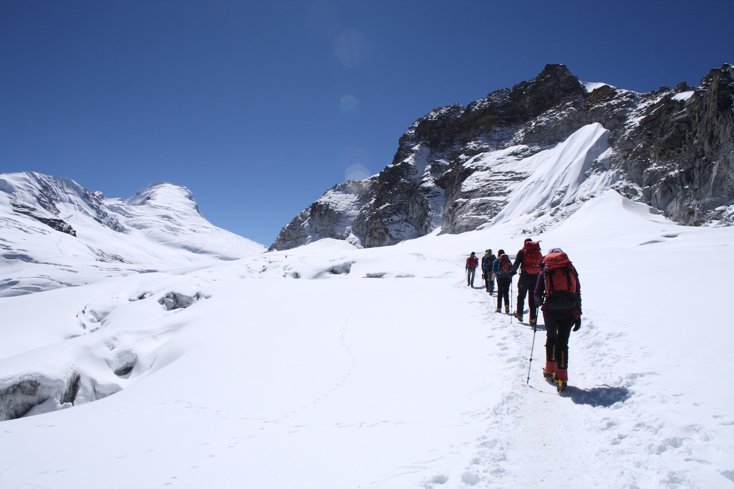 Kẹt ở Nepal do dịch Covid-19, 9x Việt đã chinh phục các đỉnh núi Himalaya, có đỉnh cao hơn 6000m