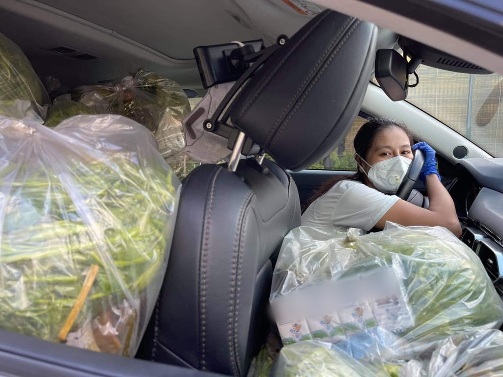 Nam Thư tự làm tài xế mang rau đến tận nhà cho bà con suốt những ngày dịch
