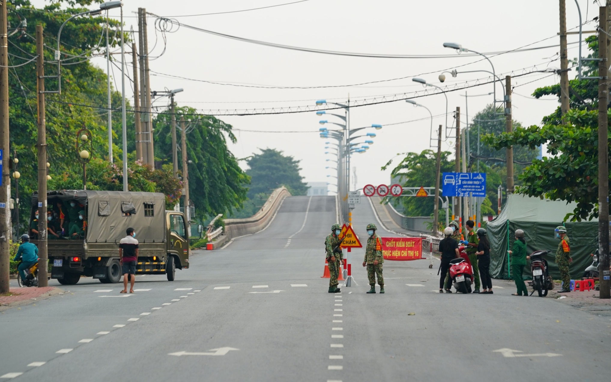 Ngày đầu siết chặt giãn cách ở Sài Gòn, đường xá vắng vẻ, có người phụ nữ bật khóc nức nở 