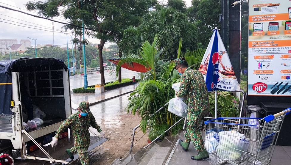 Bộ đội ngồi vỉa hè, ăn vội hộp cơm, tất tả đi chợ cho người dân, “tôi không ngại mua băng vệ sinh”