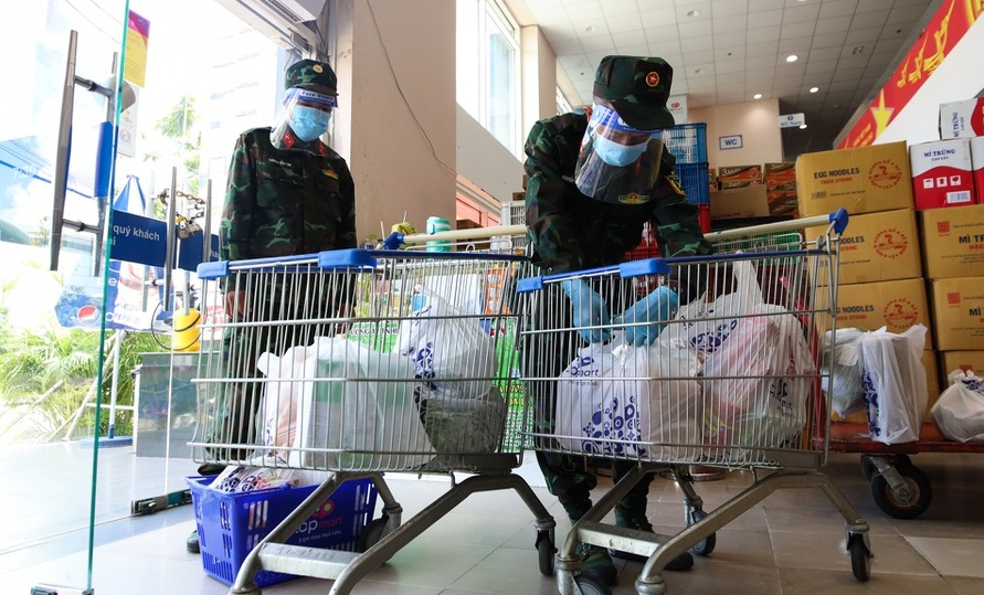 Bộ đội ngồi vỉa hè, ăn vội hộp cơm, tất tả đi chợ cho người dân, “tôi không ngại mua băng vệ sinh”