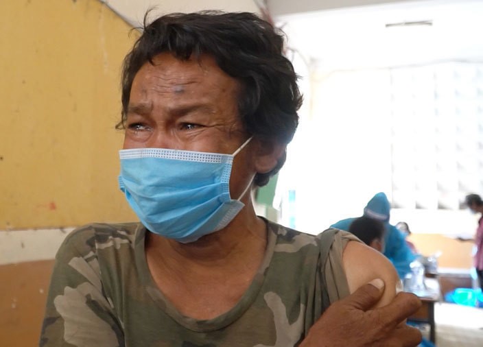 Những giọt nước mắt khi được tiêm vaccine của những người vô gia cư quanh Sài Gòn