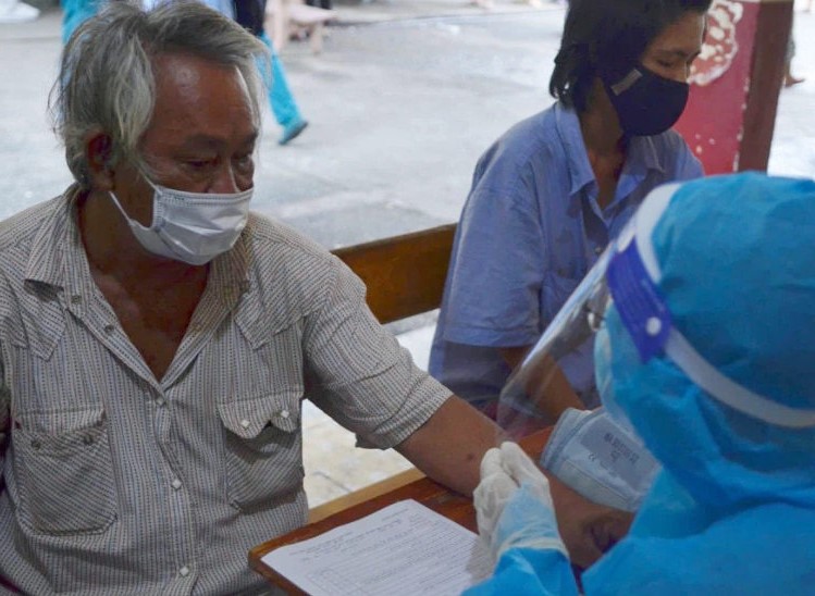 Những giọt nước mắt khi được tiêm vaccine của những người vô gia cư quanh Sài Gòn