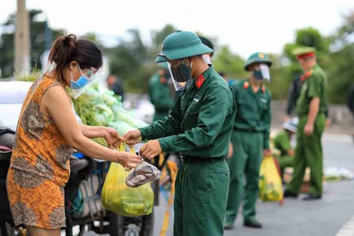 Nhiều cán bộ chiến sỹ "đi chợ hộ" bị người dân bom hàng bởi lý do "đặt cho vui", "tưởng miễn phí",...