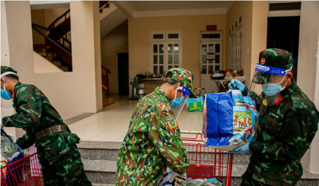 Các chiến sĩ dầm mưa mang rau củ tự trồng tặng bà con Sài Gòn