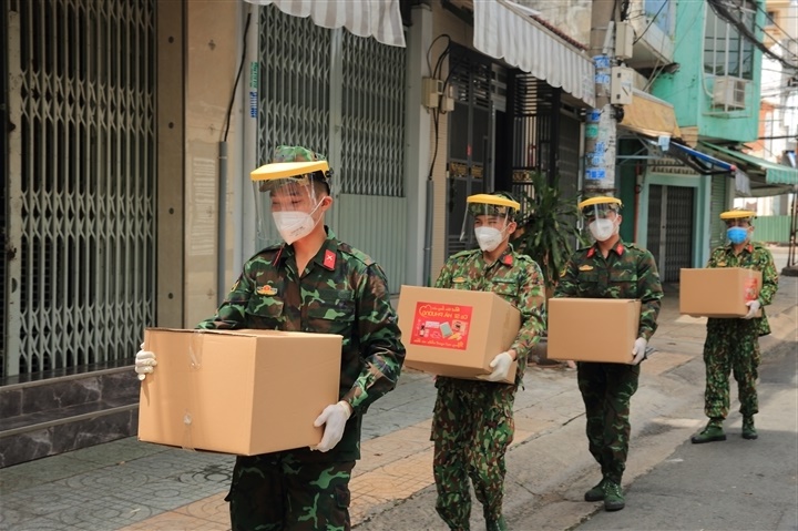 Em gái tỷ phú của Cẩm Ly ủng hộ Sài Gòn hơn 100 tấn lương thực  