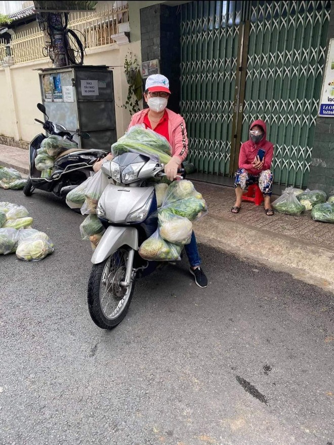 Đi chợ giúp người dân và bị "bom" hàng chục túi đồ, nữ tổ trưởng xử lý như nào mà ai cũng nể?