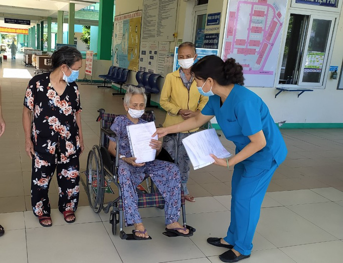 Cụ bà 101 tuổi ở Đà Nẵng vừa được trở về nhà sau "chiến thắng vẻ vang" trước Covid 19 