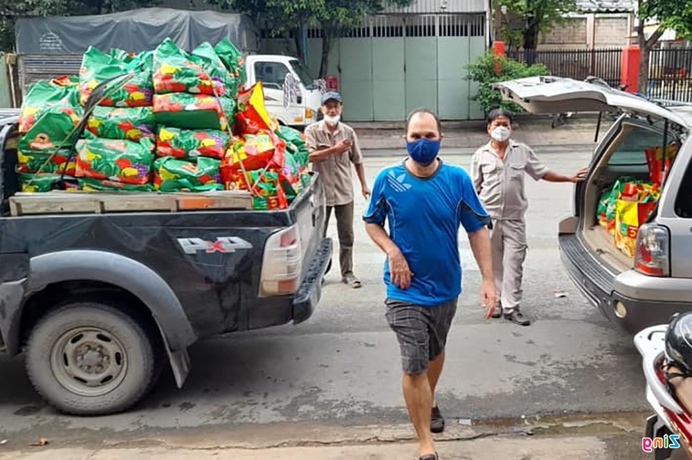 Tấm lòng thơm thảo của "ông tây" ở Sài Gòn: tặng nghìn túi thực phẩm giúp người nghèo