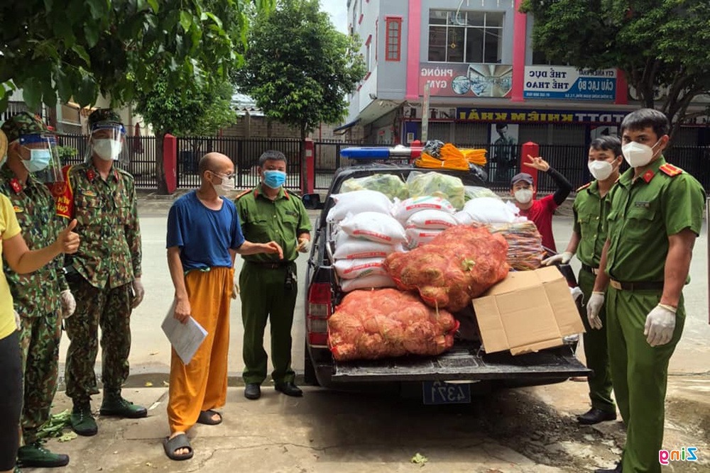 Tấm lòng thơm thảo của "ông tây" ở Sài Gòn: tặng nghìn túi thực phẩm giúp người nghèo