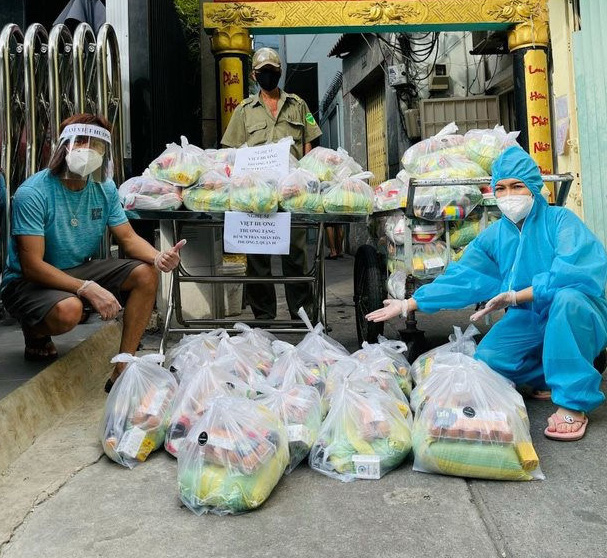 Bị kẻ xấu bẻ khóa lấy trộm khi đang đi từ thiện, Việt Hương vỡ òa khi được bà con tìm lại giúp cà vẹt xe