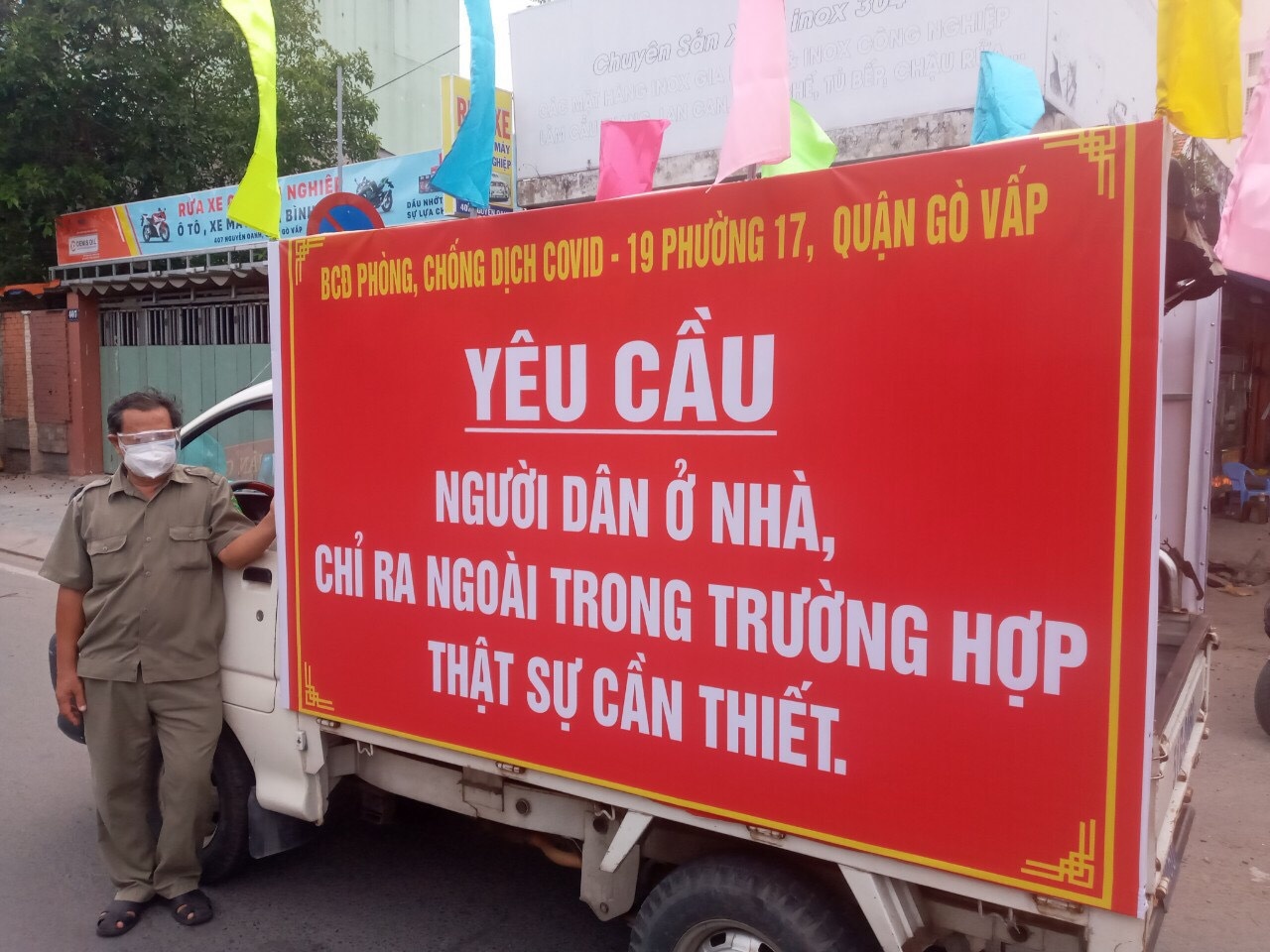 Những bác bảo vệ dân phố ở Sài Gòn: ngày ngủ vài tiếng, không dám về nhà, đi xa mãi vì covid