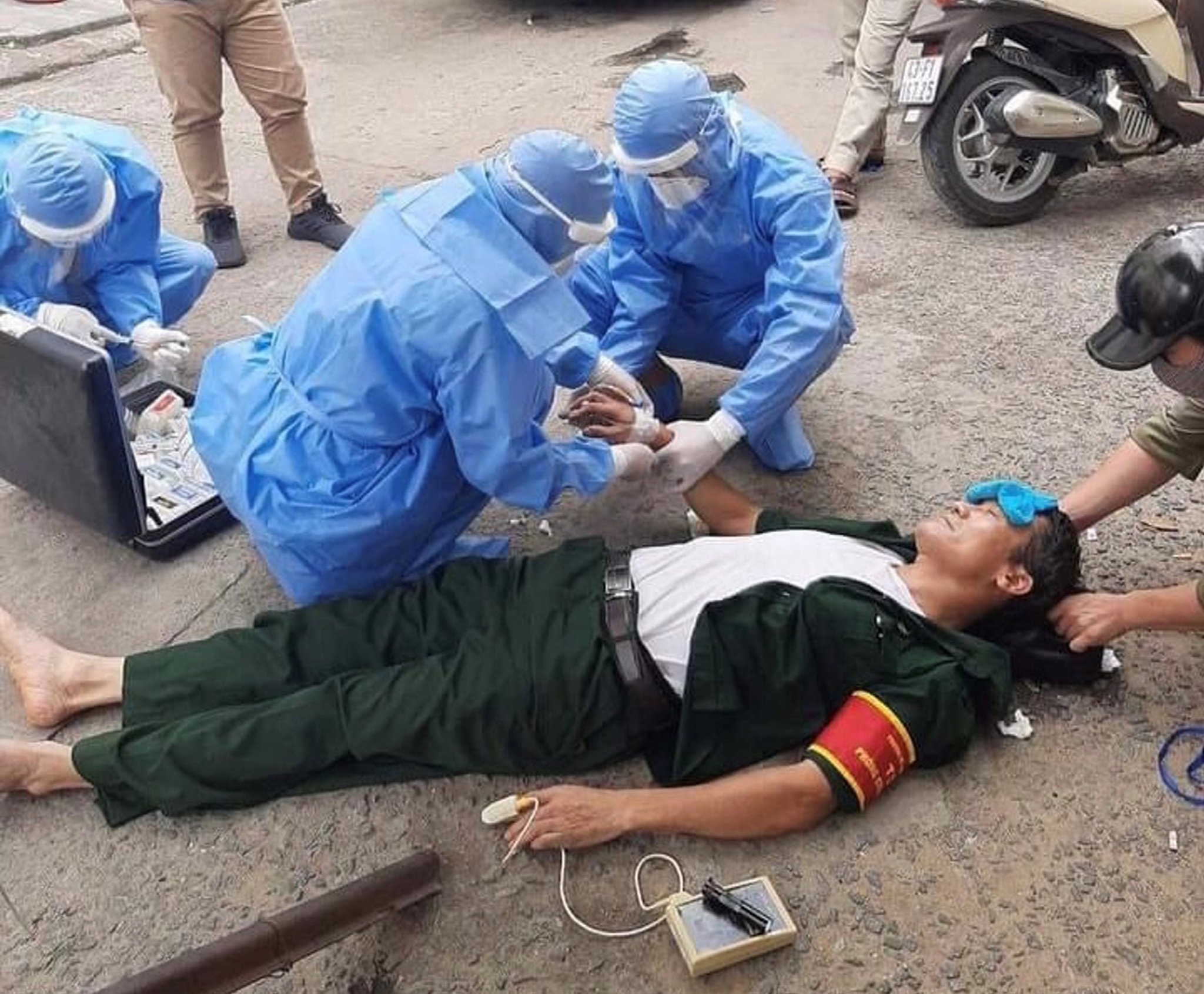 Dù ung thư vẫn đi giúp dân, bác trưởng ban mặt trận một khu dân cư ở Đà Nẵng kiệt sức ngất xỉu ngay tại chốt kiểm tra