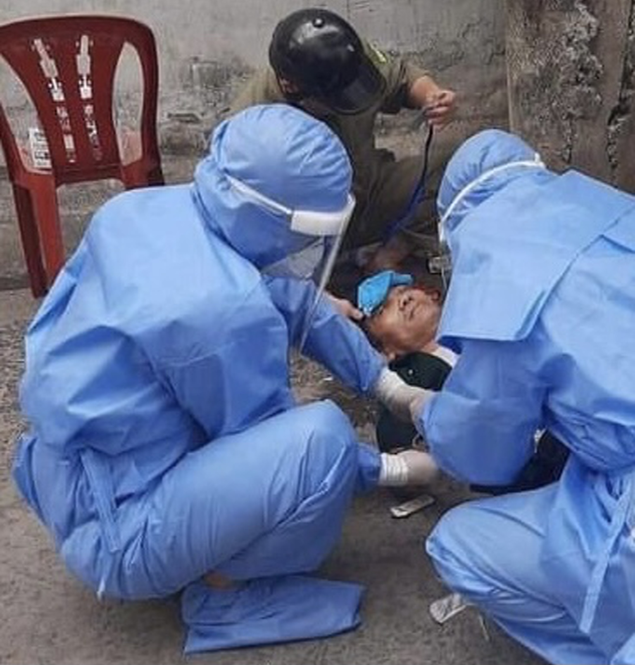 Dù ung thư vẫn đi giúp dân, bác trưởng ban mặt trận một khu dân cư ở Đà Nẵng kiệt sức ngất xỉu ngay tại chốt kiểm tra