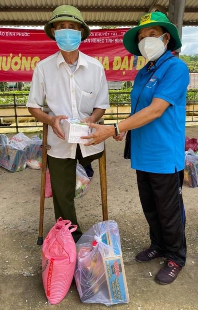 Chiến binh áo xanh 71 tuổi vẫn gõ cửa từng nhà xin từng suất quà tiếp ứng cho vùng dịch