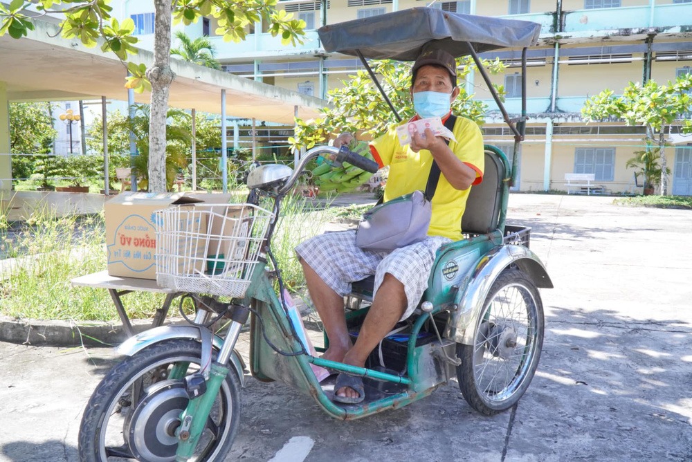 Chàng trai tặng bà con chiếc bánh mì nhân 500K, bó hẹ đắt nhất thế giới,... mới đây đã thẳng thắn sao kê từ thiện