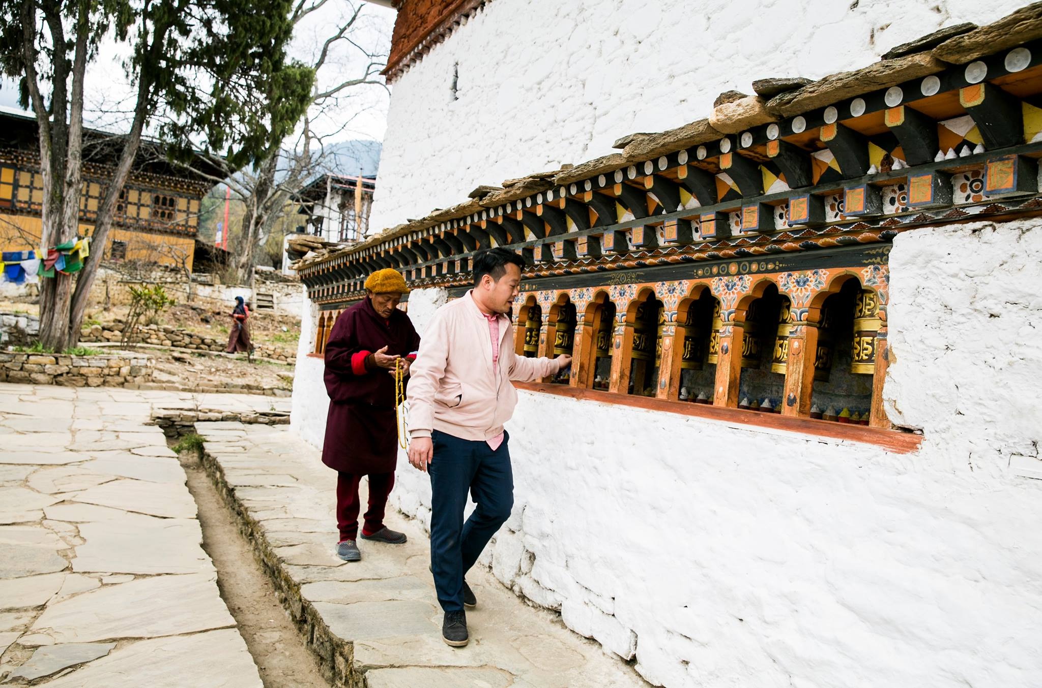 chàng trai đưa di ảnh bố du lịch khắp miền đất Phật Bhutan