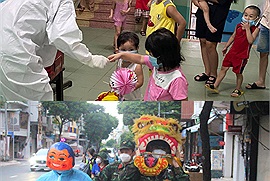 Trung thu Sài Gòn mùa Covid-19: “Ông địa” mặc đồ bảo hộ mang quà, không khí Tết Trung thu cho các em nhỏ