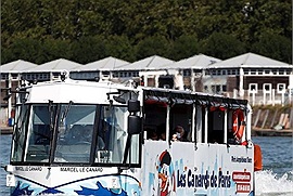 Chiếc xe buýt bất ngờ lao xuống sông khiến du khách hoảng sợ, hóa ra là tour du lịch hót hòn họt ở Paris 