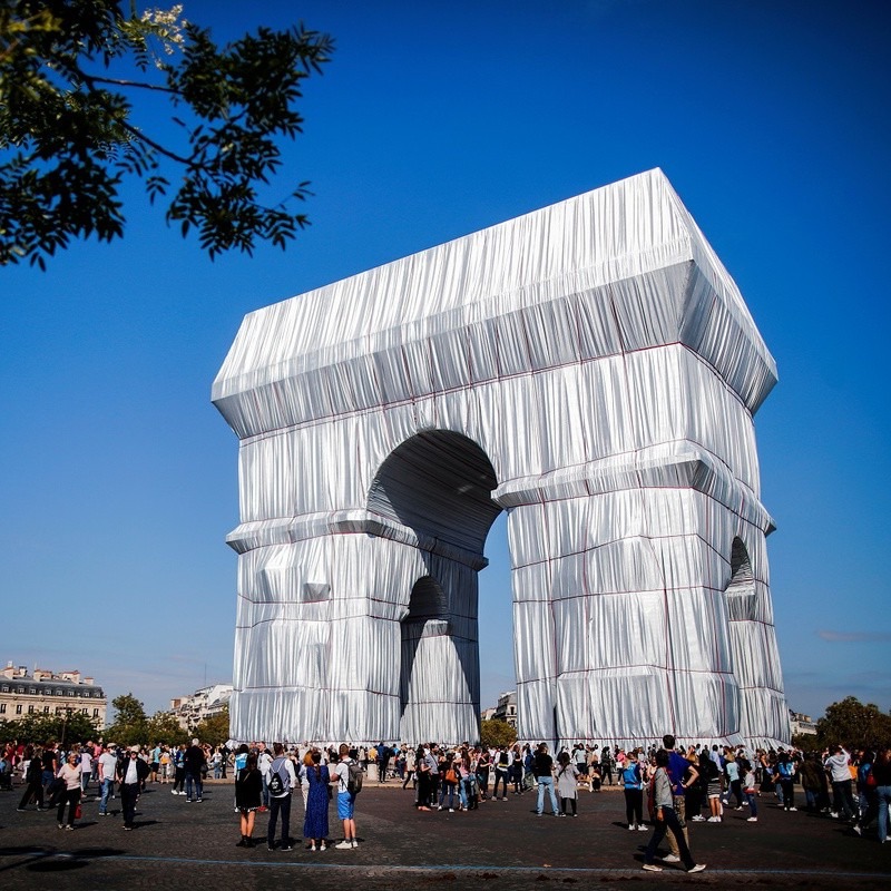Zoom cận cảnh tác phẩm Khải Hoàn Môn được bọc 25.000m2 vải ở thủ đô Paris, Pháp